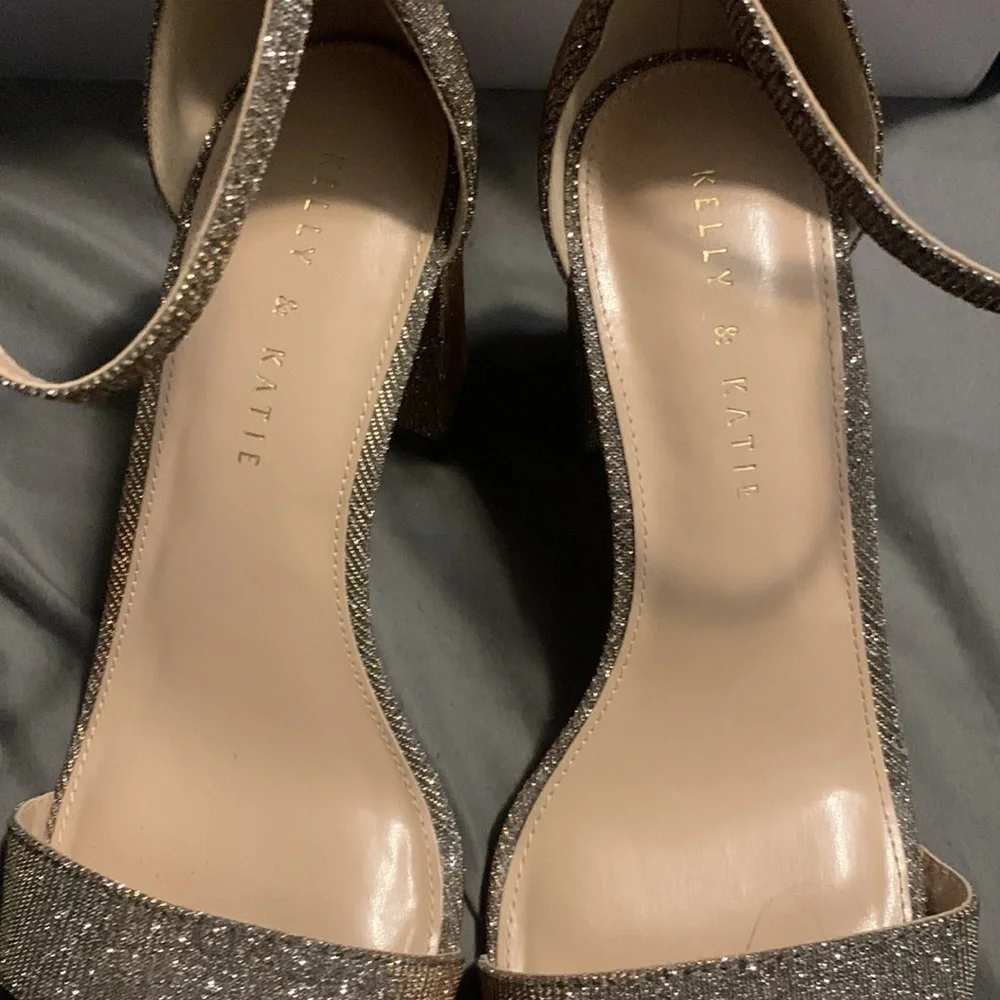 Kelly and Katie open toe heel. Size 9 - Picture 4 of 9